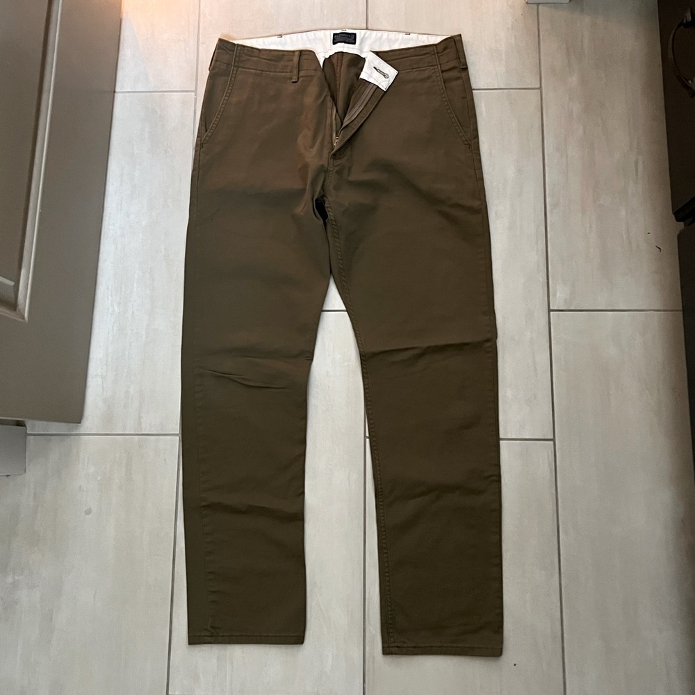 Men’s Tan/Brown Khaki pants with no issues size medium